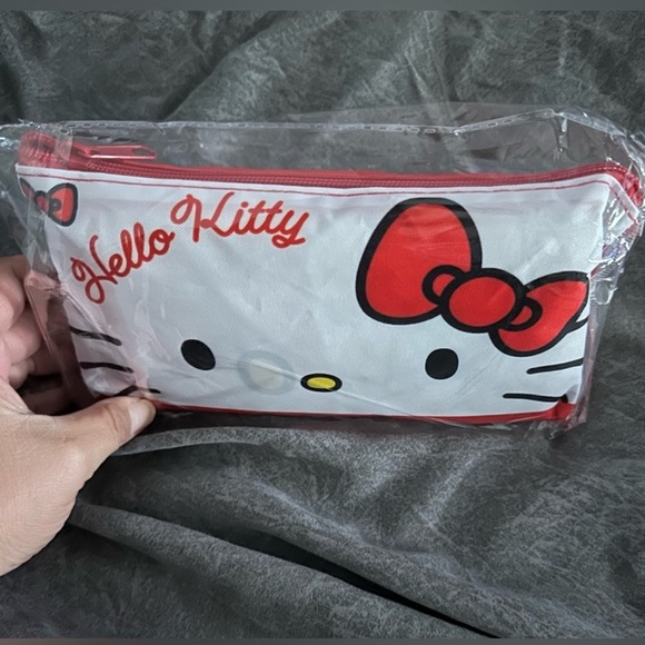 NEW Hello Kitty Large Weekender Bag - Picture 5 of 6